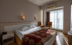 マナウガトにあるAdalya Öznil Hotelのベッドと窓のあるホテルの部屋