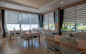 マナウガトにあるAdalya Öznil Hotelのテーブルと椅子と窓のあるダイニングルーム +19枚の写真