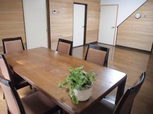 una mesa de madera con una maceta encima en Lake&Mountain Hamamatsu inn, en Hamamatsu