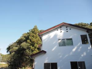 un edificio blanco con techo rojo en Lake&Mountain Hamamatsu inn, en Hamamatsu