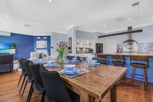 Khu vực ghế ngồi tại Trebor on Dickson +17 ảnh