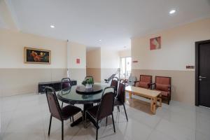 Posezení v ubytování RedDoorz near Siloam Karawaci 3