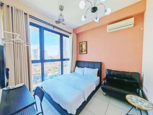 Giường trong phòng chung tại Georgetown 2BR Luxury Condo Unbeatable Night View Infinity Pool Attractions Food Fully Equipped +37 ảnh