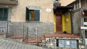 A Predore il tuo nido a due passi dal lago في بريدور: مبنى به درج يؤدي للباب