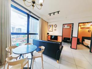 Khu vực ghế ngồi tại Georgetown 2BR Luxury Condo Unbeatable Night View Infinity Pool Attractions Food Fully Equipped