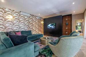 Et opholdsområde på Zimbali Retreat Spacious 4BR, Pool, Braai