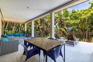 En balkon eller terrasse på Zimbali Retreat Spacious 4BR, Pool, Braai