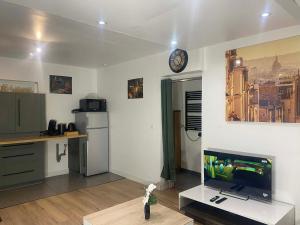 a living room with a flat screen tv on a wall at T2 COCOON Centre ville in Marmande