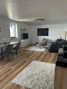 Wohnung am Attersee في شتاينباخ آم أترزي: غرفة معيشة مع أريكة وطاولة