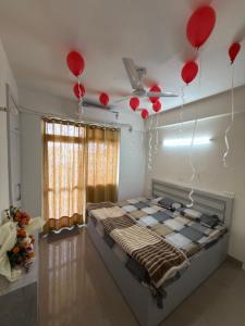 Ένα ή περισσότερα κρεβάτια σε δωμάτιο στο Modern, Spacious & Minimal 2BHK Apartment