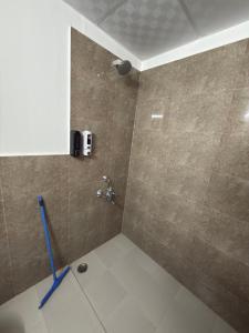 Ένα μπάνιο στο Modern, Spacious & Minimal 2BHK Apartment +19 φωτογραφίες