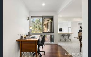 Yarra Valley farmstay - wine views في Tarrawarra: مكتب منزلية مع مكتب ونافذة
