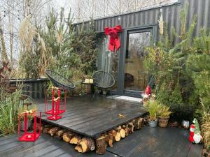 ToTu Tiny House Sauna & wanna ogrodowa的一个摆放着桌椅和圣诞装饰品的露台