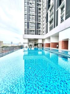 een zwembad in het midden van een gebouw bij Chambers Klcc Suites Esten in Kuala Lumpur