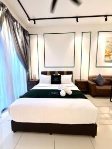 een slaapkamer met een groot bed met een teddybeer erop bij Chambers Klcc Suites Esten in Kuala Lumpur +70 foto's