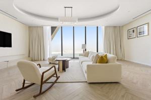 Posezení v ubytování Silkhaus Penthouse with Unique Views and Private Pool