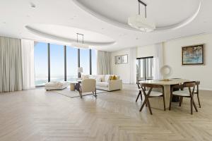 Posezení v ubytování Silkhaus Penthouse with Unique Views and Private Pool + 50 fotografií