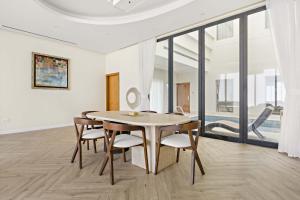 Posezení v ubytování Silkhaus Penthouse with Unique Views and Private Pool