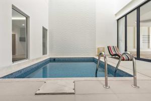 Bazén v ubytování Silkhaus Penthouse with Unique Views and Private Pool nebo v jeho okolí