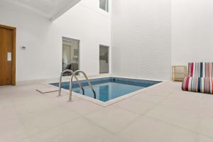 Bazén v ubytování Silkhaus Penthouse with Unique Views and Private Pool nebo v jeho okolí