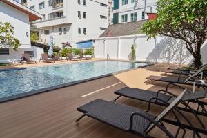 Bazén v ubytování Le Charme Vientiane Hotel nebo v jeho okolí
