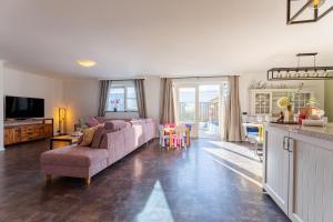 ein Wohnzimmer mit Sofa und Tisch in der Unterkunft Welcome in - Vakantiewoning Keetenweg 10 I Met airco en omheinde tuin in Stavenisse