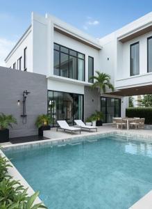un'immagine di una casa con piscina di พูลวิลล่าบุรีรัมย์ a Ban Krasang
