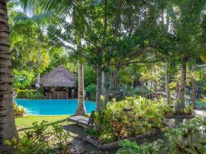 Piscina de la sau aproape de Polaris Beach and Dive Resort Inc