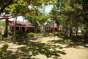 O grădină în afara Polaris Beach and Dive Resort Inc