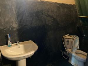 Ένα μπάνιο στο The black hut villa