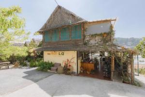 Mái Lá Homestay & Herbal Spa في دالات: منزل صغير بسقف من القش +197 صورة