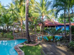 Piscina de la sau aproape de Polaris Beach and Dive Resort Inc