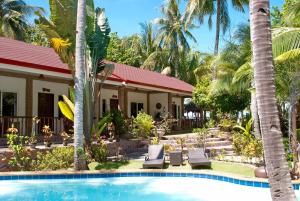 Piscina de la sau aproape de Polaris Beach and Dive Resort Inc