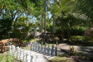 O grădină în afara Polaris Beach and Dive Resort Inc