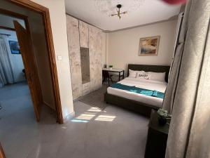 Ένα ή περισσότερα κρεβάτια σε δωμάτιο στο B106 -Aries Luxe Suites 1 Bedroom