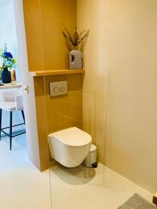 Un baño con un inodoro blanco en una habitación. en Beach House Bonna - free parking & bikes, en Scheveningen