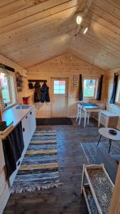 a kitchen and living room of a wooden cabin at Webers Tiny House in Rentjärn