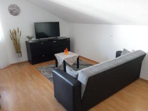 Et tv og/eller underholdning på FeWo Südlicher Ortsrand von Rott 100m²