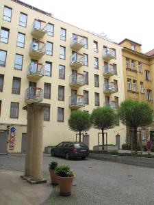 ein vor einem großen Gebäude geparkt in der Unterkunft Aparthotel Austria Suites in Prag