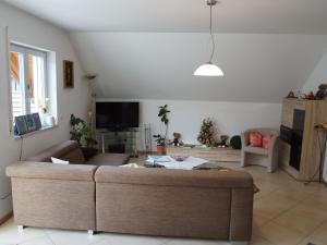 un salon avec un canapé et une table dans l'établissement Ferienwohnung Monika, à Eching 6 autres photos