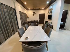 Χώρος καθιστικού στο 4BHK villa with pool by Phoenix Stays