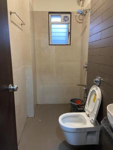 Ένα μπάνιο στο 4BHK villa with pool by Phoenix Stays