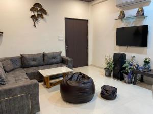 Μια τηλεόραση ή/και κέντρο ψυχαγωγίας στο 4BHK villa with pool by Phoenix Stays