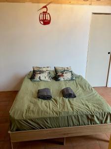 En eller flere senge i et værelse på Maison Cal Canal