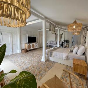 Μια τηλεόραση ή/και κέντρο ψυχαγωγίας στο Sanjaya by Suasana Villa