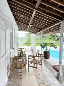 Πισίνα στο ή κοντά στο Sanjaya by Suasana Villa