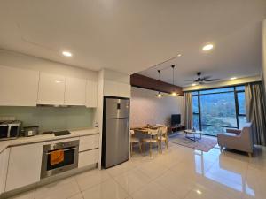 Una cocina y una sala de estar con mesa y sillas. en Cozy Ridge Stay KL East Mall Residence Tower, en Kuala Lumpur