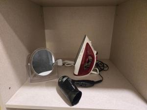 Un monitor de computadora sobre un mostrador junto a un espejo. en Cozy Ridge Stay KL East Mall Residence Tower, en Kuala Lumpur