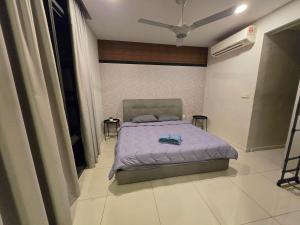 Un dormitorio con una cama y un ventilador de techo. en Cozy Ridge Stay KL East Mall Residence Tower, en Kuala Lumpur