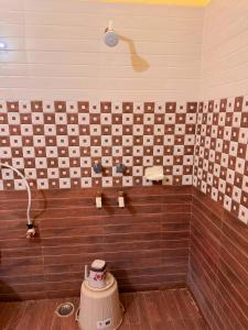 ein Badezimmer mit Dusche und Toilette in der Unterkunft Studio 306 Royal Urban in Deoghar